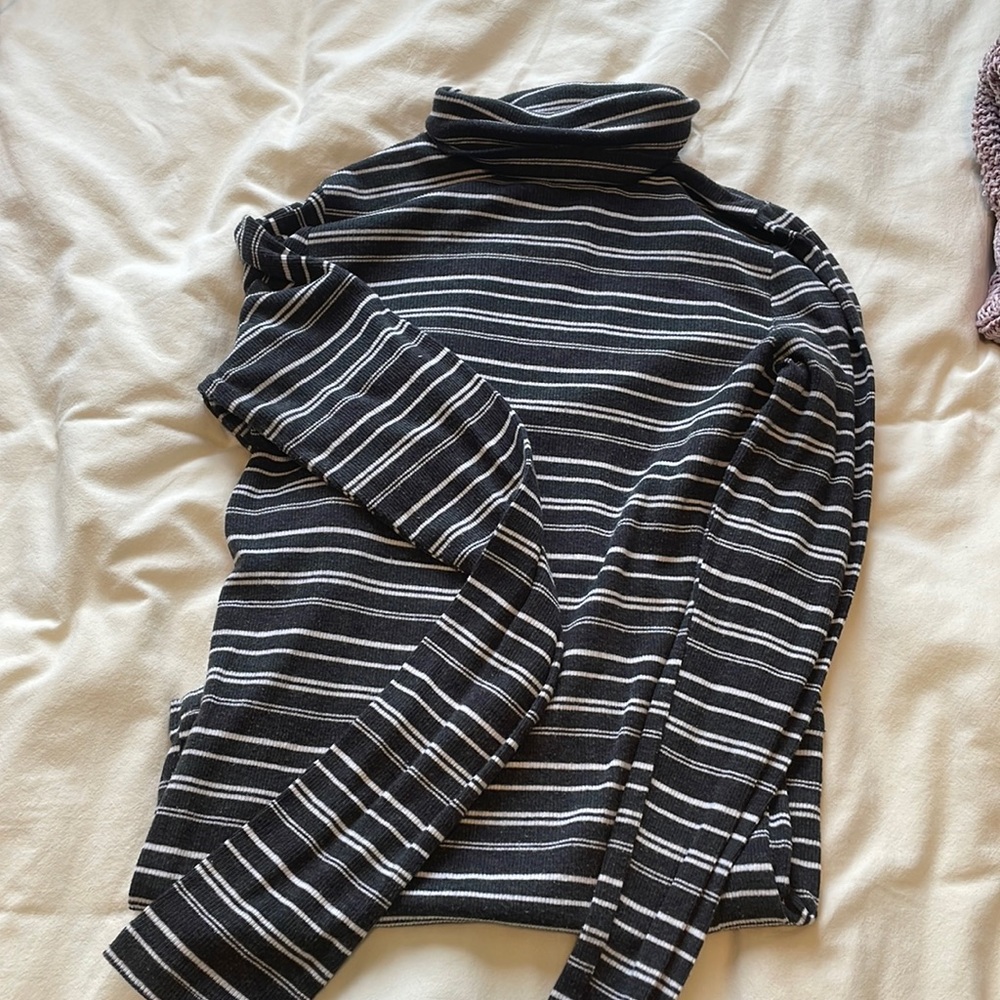 Hollister, striped turtle neck size S